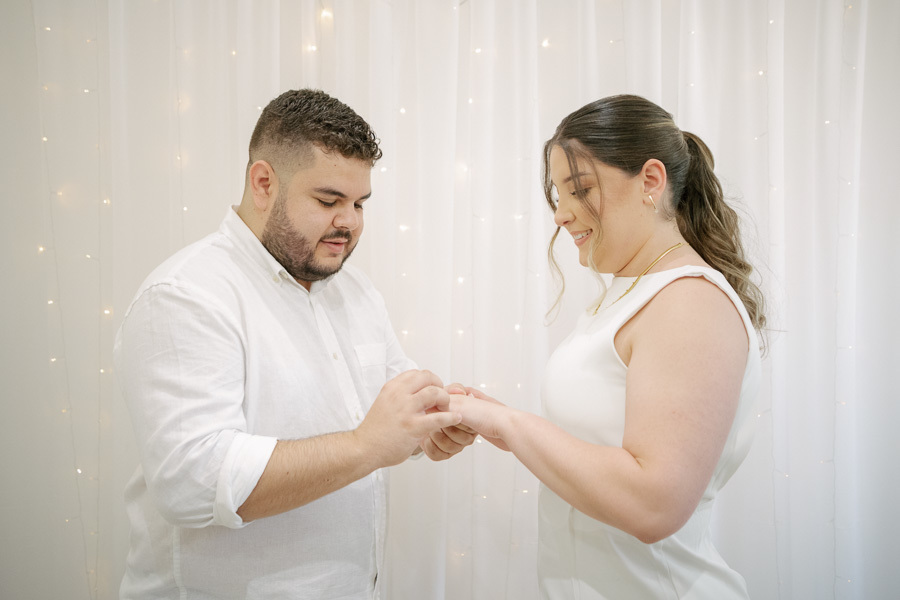 O beijo do casal: close-up de Giovanna e Guilherme, transbordando amor e felicidade. Fotografia romântica de casamento civil.