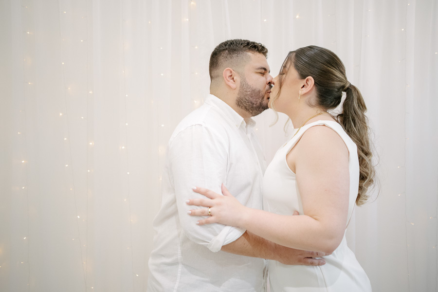 Passeio dos recém-casados: Giovanna e Guilherme posam ao ar livre após o cartório. Registro atemporal de amor.
