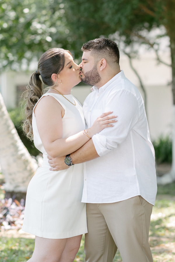 Sessão de fotos externa: Carinho espontâneo do noivo em meio à natureza. Fotografia de casamento leve e natural em Jacareí.