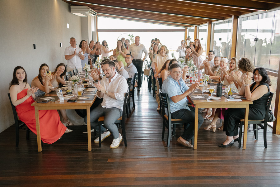 Celebração animada no almoço de casamento! Noivos e convidados comemoram no Restaurante Boigalê em São José dos Campos.