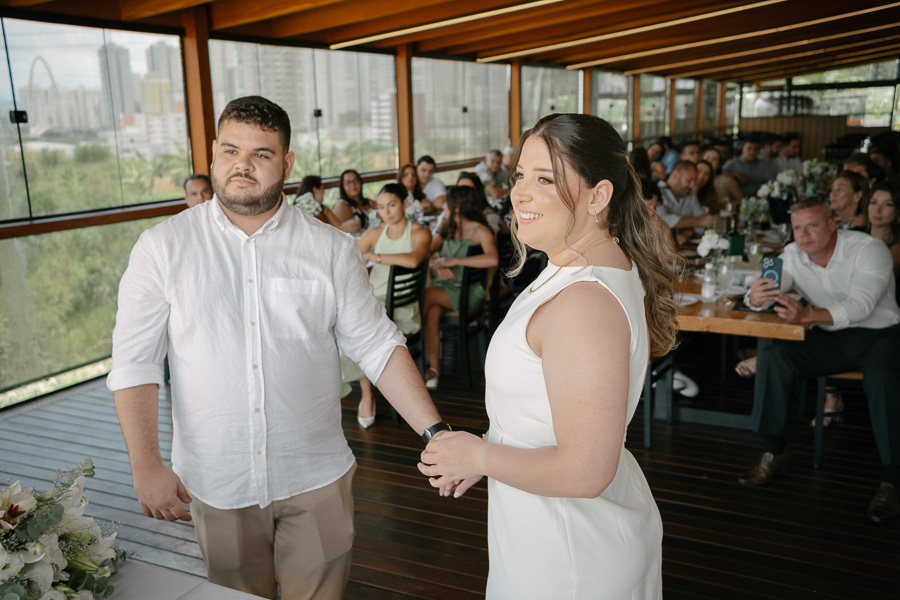 Recepção dos noivos: Guilherme e Giovanna no ambiente sofisticado do Restaurante Boigalê, prontos para o almoço com a família.