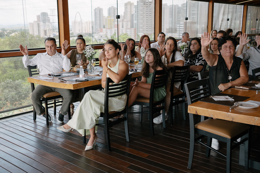 Família reunida: Almoço de confraternização pós-casamento civil em São José dos Campos. Alegria contagiante no Boigalê.