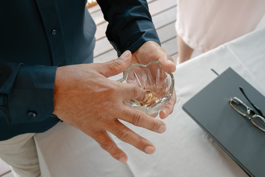 Um brinde à felicidade! Detalhes do brinde do noivo com whisky durante o almoço de comemoração do casamento.