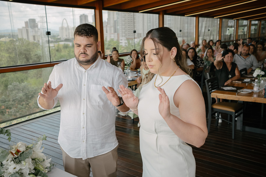 Hora do almoço: Giovanna e Guilherme sorrindo na mesa principal. Momentos descontraídos no restaurante Boigalê.
