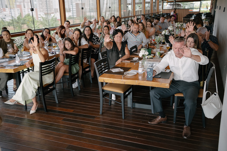 Convidados aproveitando o almoço especial de casamento. Confraternização e bons momentos em São José dos Campos.