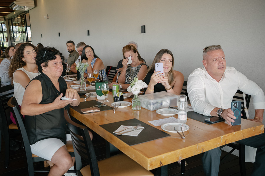 Amigos e familiares prestigiando a união. Registro espontâneo dos convidados durante a recepção no Boigalê.