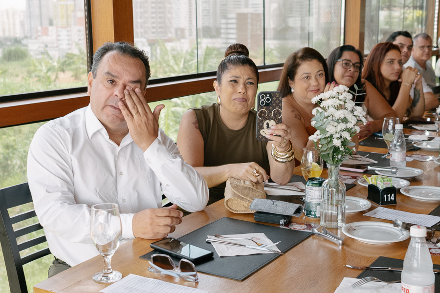 Ensaio pós-cerimônia civil: Guilherme acaricia o rosto de Giovanna. Retrato romântico e delicado de recém-casados em Jacareí.