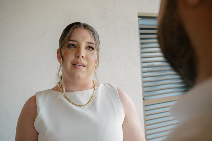 Cavalheirismo e amor: Noivo beijando a mão da noiva. Detalhe apaixonado do casamento civil de Giovanna e Guilherme.