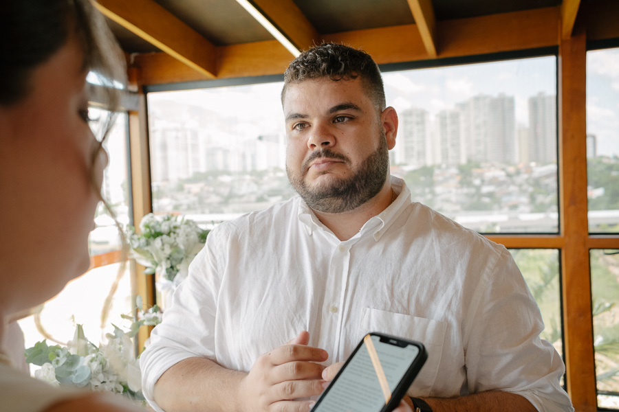 Conexão e intimidade: Close-up dos noivos de olhos fechados, celebrando a união oficial. Fotografia de sentimentos reais.