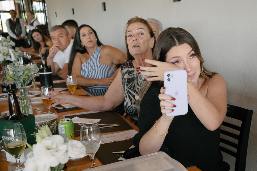Sessão de fotos externa: Carinho espontâneo do noivo em meio à natureza. Fotografia de casamento leve e natural em Jacareí.
