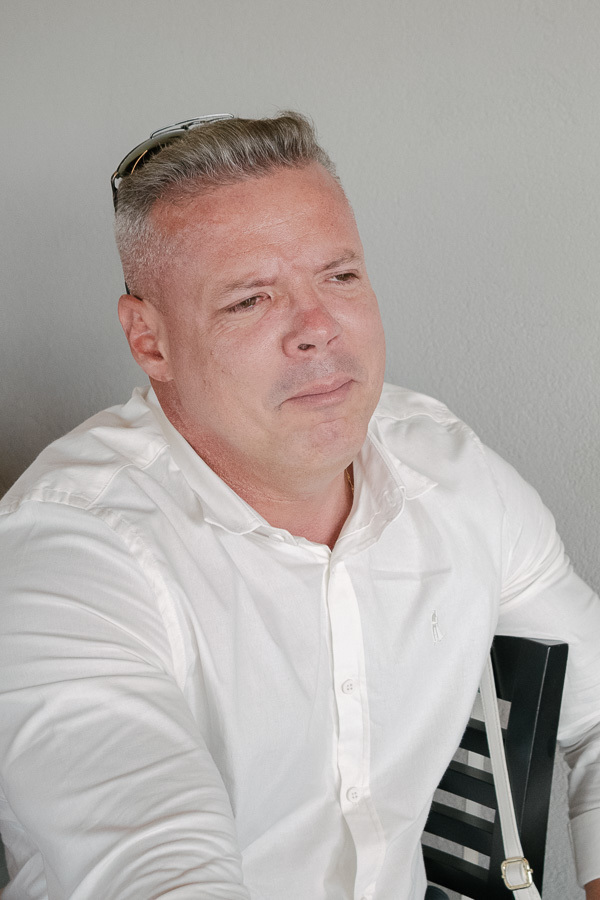 Passeio dos recém-casados: Giovanna e Guilherme posam ao ar livre após o cartório. Registro atemporal de amor.