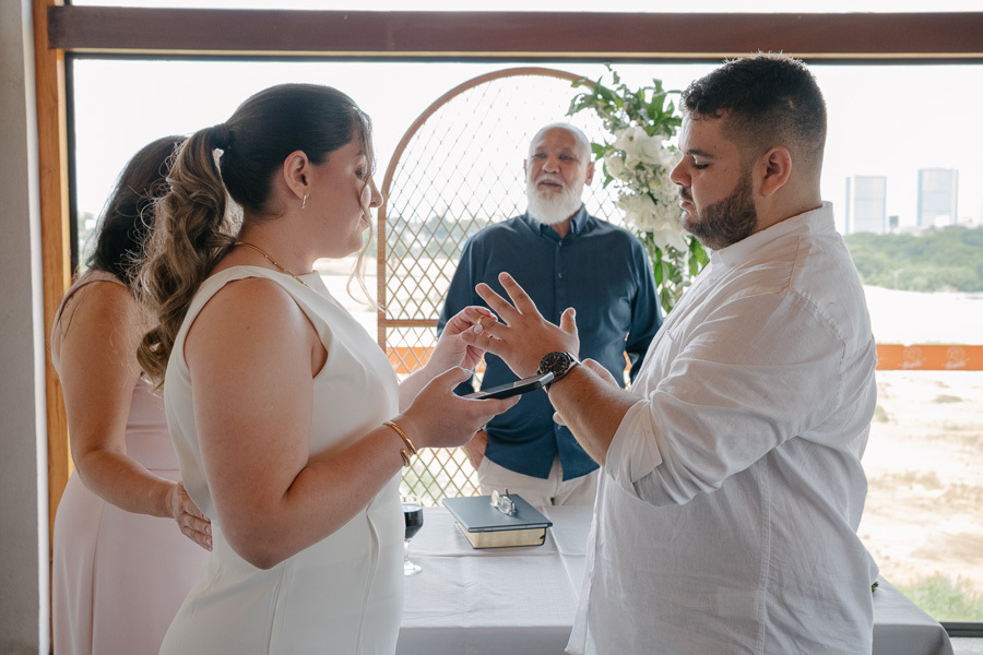 A beleza da noiva Giovanna: destaque para o buquê de flores brancas e o look elegante para casamento civil. Inspiração para noivas.