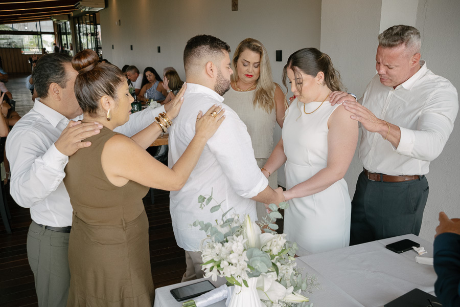 Celebração animada no almoço de casamento! Noivos e convidados comemoram no Restaurante Boigalê em São José dos Campos.