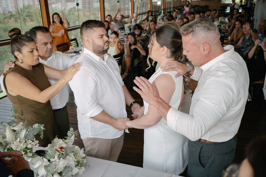 O beijo de comemoração no salão do Boigalê. Recepção íntima e aconchegante para celebrar o casamento civil com a família.