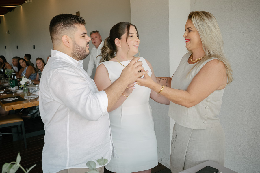 Recepção dos noivos: Guilherme e Giovanna no ambiente sofisticado do Restaurante Boigalê, prontos para o almoço com a família.