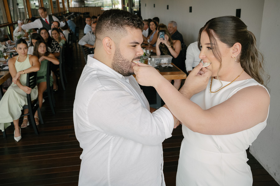 Um brinde à felicidade! Detalhes do brinde do noivo com whisky durante o almoço de comemoração do casamento.