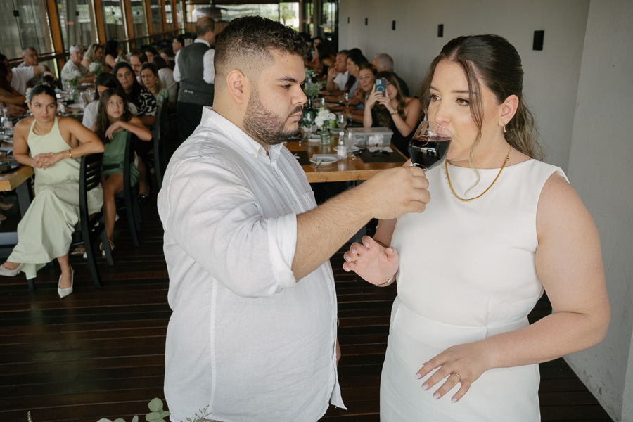 Hora do almoço: Giovanna e Guilherme sorrindo na mesa principal. Momentos descontraídos no restaurante Boigalê.