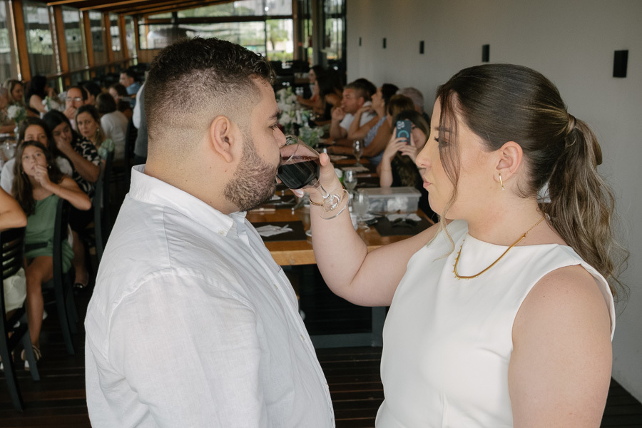 Convidados aproveitando o almoço especial de casamento. Confraternização e bons momentos em São José dos Campos.