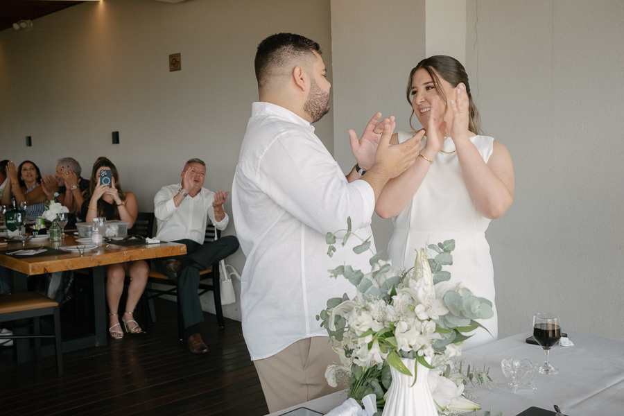 Amigos e familiares prestigiando a união. Registro espontâneo dos convidados durante a recepção no Boigalê.