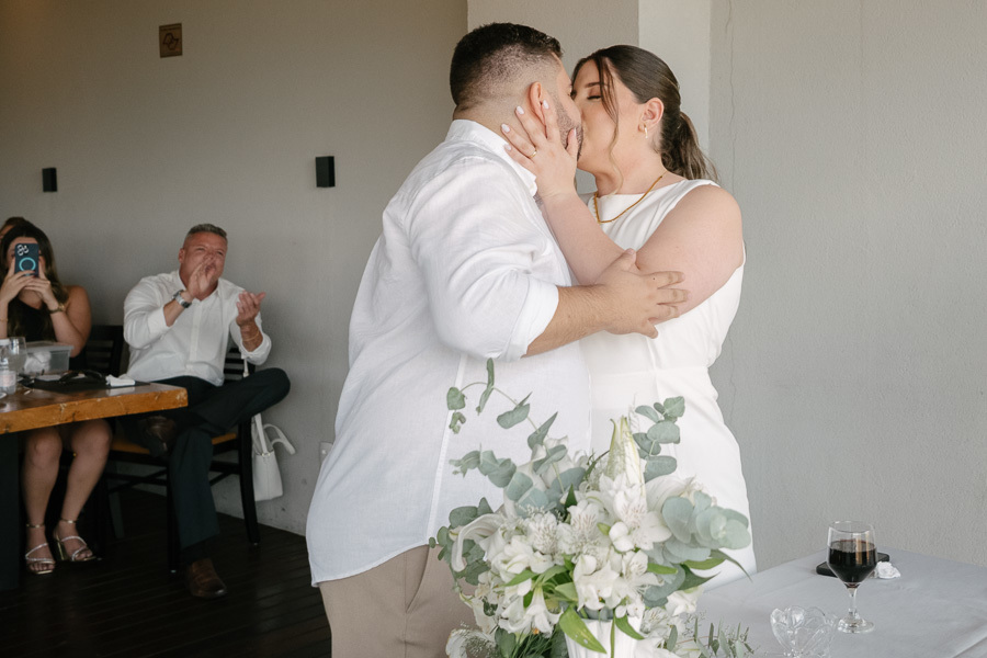 Romantismo na recepção: Guilherme abraçando Giovanna no salão do Restaurante Boigalê. Fotografia espontânea de casamento em São José dos Campos.