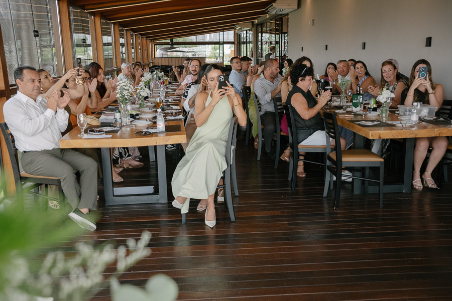 Um brinde ao amor! Vista panorâmica do almoço de casamento com todos os convidados celebrando no Boigalê. Mini wedding animado.