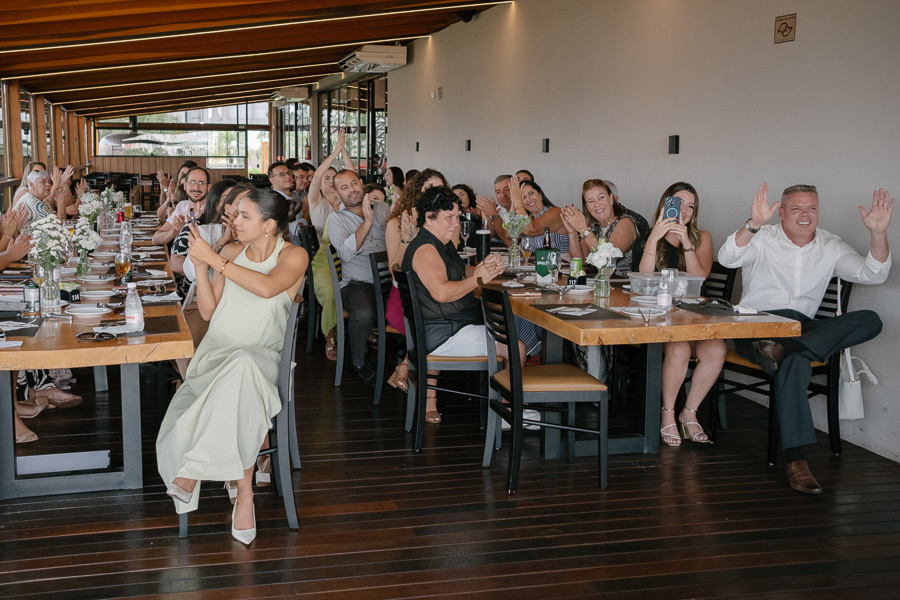 Confraternização em família: O ambiente acolhedor do almoço de casamento civil. Convidados reunidos no Restaurante Boigalê em SJC.