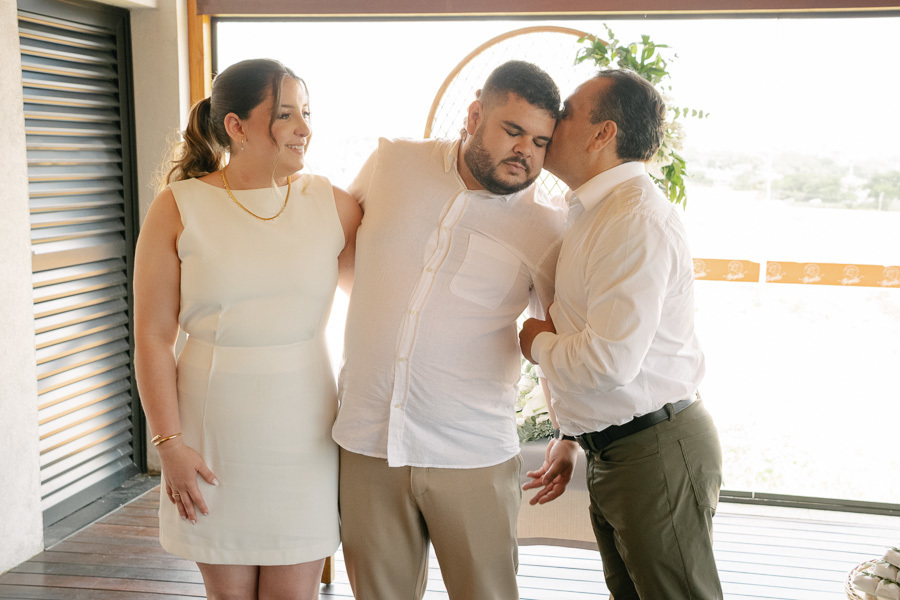 Carinho de mãe: A emoção da família parabenizando os noivos. Fotos protocolares repletas de afeto no casamento de Giovanna e Guilherme.