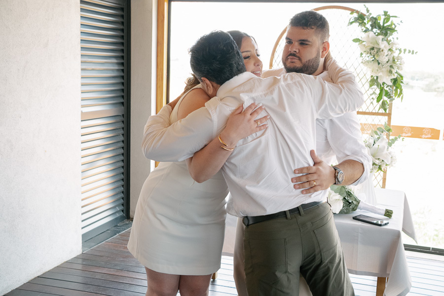 Luz natural e silhueta: Giovanna e Guilherme contemplando a vista. Ensaio de casal artístico dentro do restaurante em São José dos Campos.