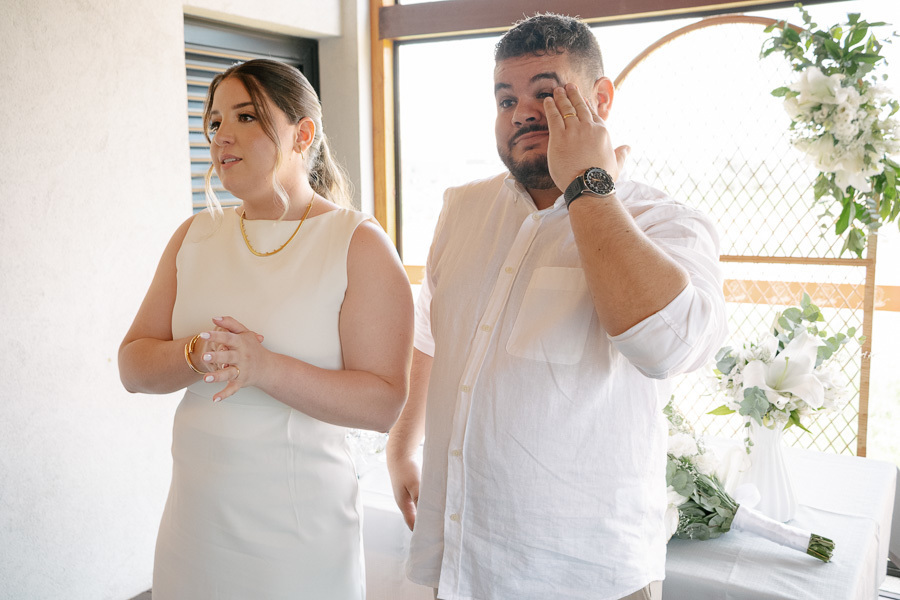 Conexão do casal: Sorrisos espontâneos de Giovanna e Guilherme. Fotógrafo de casamentos especializado em capturar a felicidade genuína.