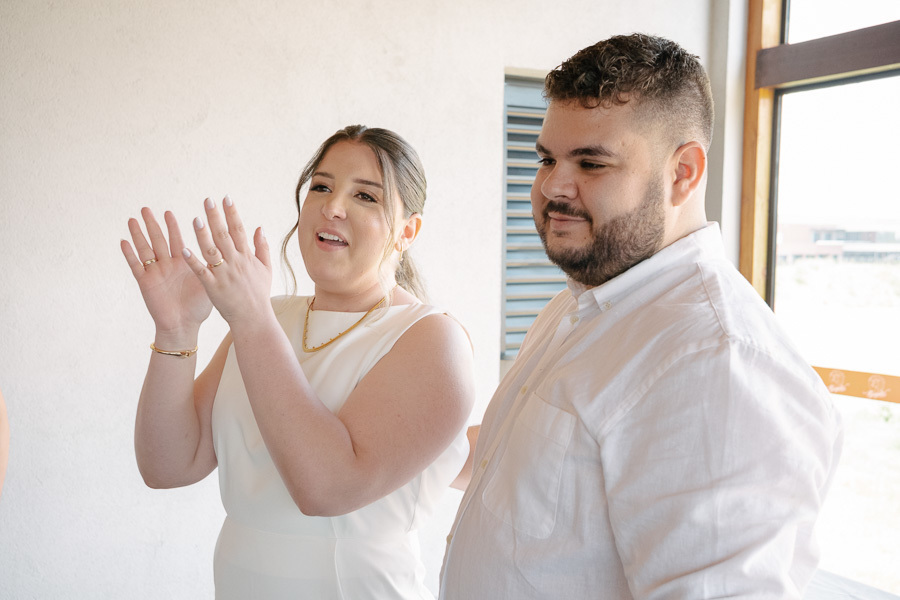 Hora da diversão: Guilherme virando um shot e Giovanna se divertindo. Momentos descontraídos e reais da festa de casamento.