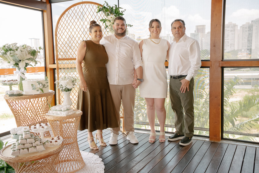 Fotos de família: Noivos posando com pais e irmãos. O registro eterno das pessoas mais importantes no casamento civil.