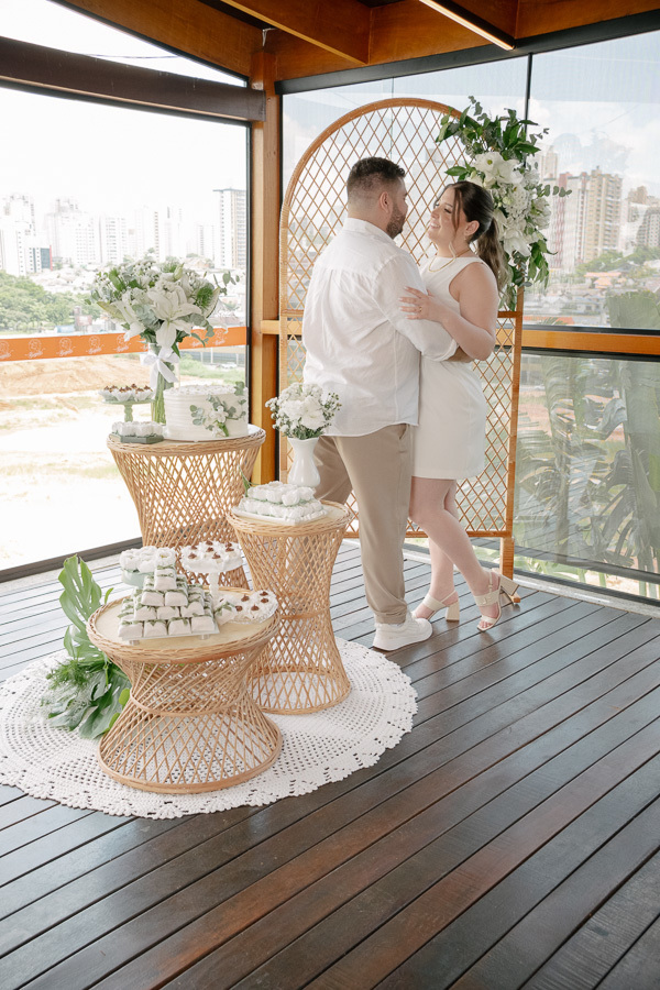 Decoração e ambiente: O charme do espaço lounge no Restaurante Boigalê. Detalhes rústicos e elegantes para mini weddings.