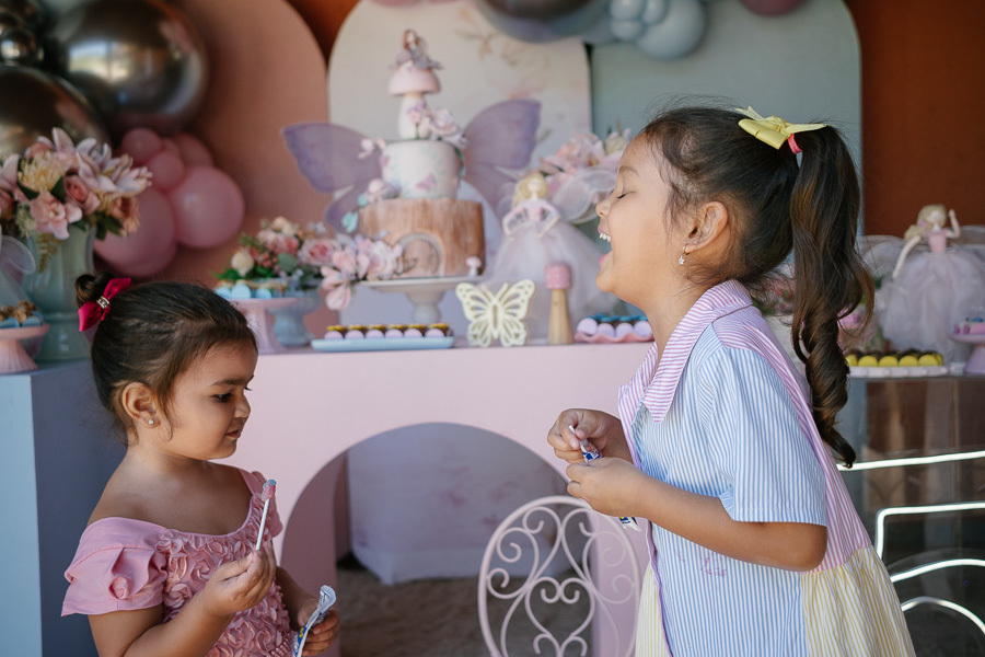 A oficina de brincadeiras foi um sucesso! Registrar a concentração e a interação das crianças é parte essencial da cobertura de um aniversário infantil em São José dos Campos. Memórias da diversão da Mel e suas amigas.