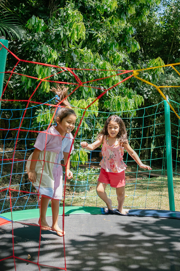 Amizade que embala! A alegria da Mel com sua amiga no balanço, sob o lindo sol do Recanto Limão Galego. Como fotógrafo infantil, busco a beleza dos momentos espontâneos em cada festa em SJC.