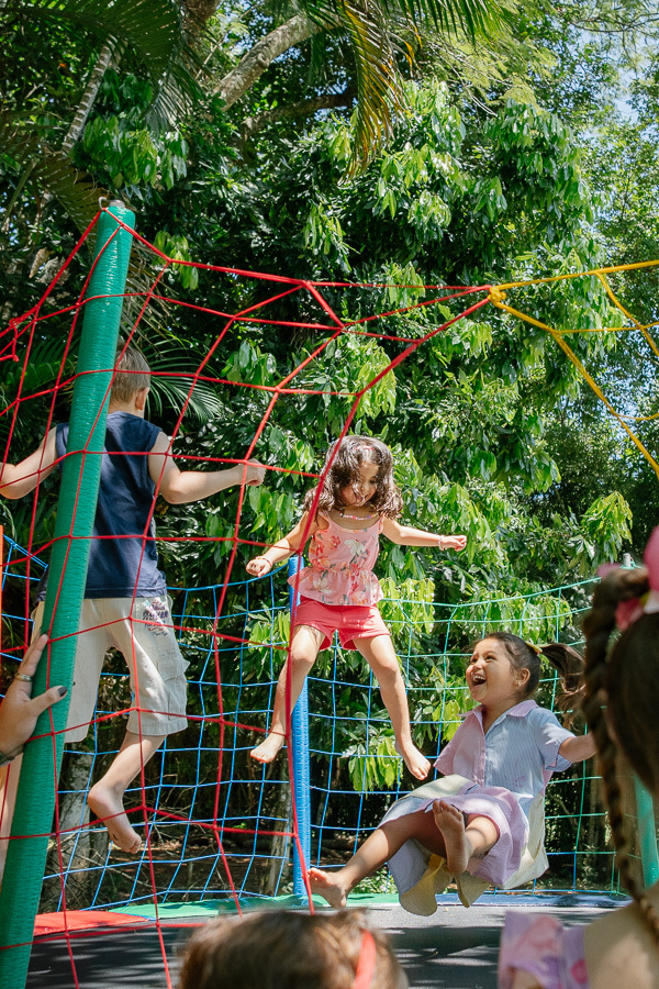Pura liberdade e movimento! A fotografia de festa infantil em São José dos Campos precisa ter dinamismo para acompanhar o ritmo das crianças. Um clique que transmite a leveza e a felicidade da infância.
