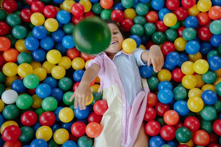 Um mergulho na diversão! A piscina de bolinhas é parada obrigatória e rende as fotos mais coloridas. Garanto o registro completo de cada momento icônico do aniversário infantil do seu filho em nossa região.