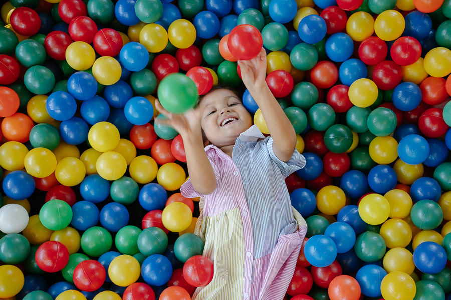 Extravasando a alegria! A imagem que resume a energia de uma festa de 5 anos. Como fotógrafo infantil, meu foco é capturar o auge da felicidade da criança.
