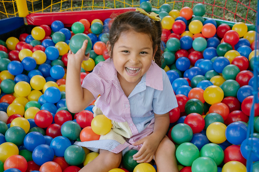 Um sorriso que ilumina tudo. Mesmo na brincadeira, um retrato que revela a doçura da Mel. Um registro indispensável em um aniversário infantil em São José dos Campos.