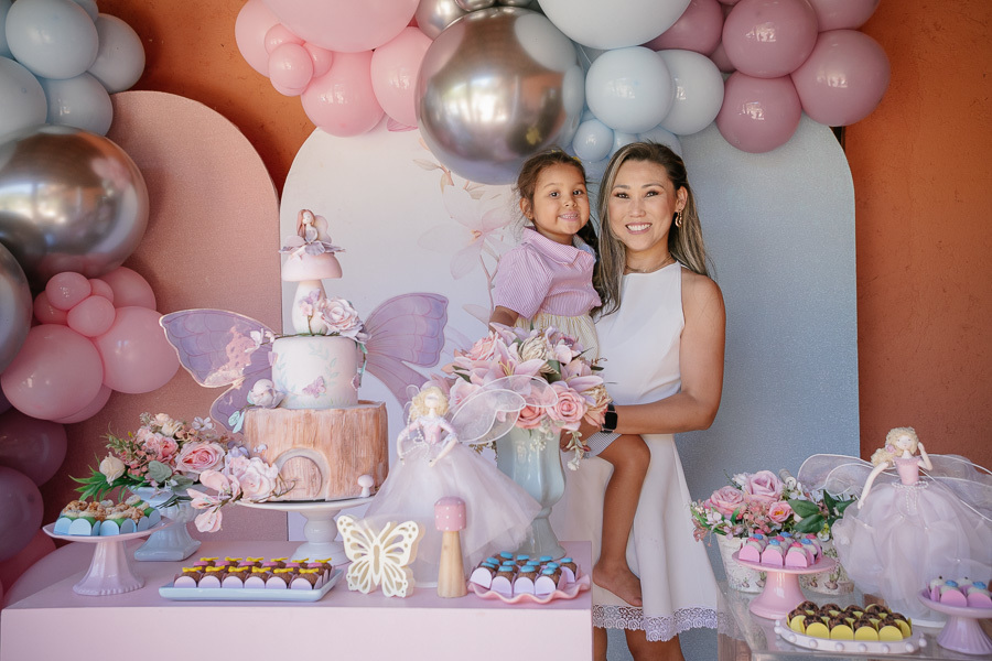 Cumplicidade e amor ao lado do bolo. A fotografia de festa infantil em SJC também é sobre os momentos de carinho que antecedem o 'Parabéns'. A base de uma linda memória.