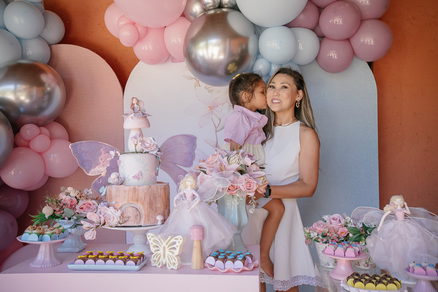 O abraço que celebra a vida. Eternizar a conexão entre pais e filhos é o coração do meu trabalho. Um registro afetuoso que enriquece qualquer álbum de família.