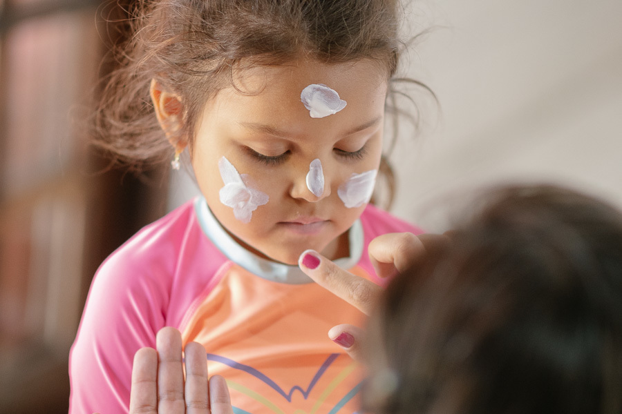 A arte que vira diversão! A pintura facial é um clássico, e registrar os pequenos caracterizados é parte da magia da festa infantil. Um detalhe que não pode passar em branco.