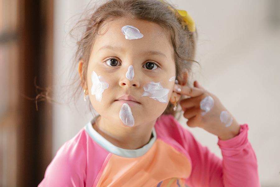 Cada personagem, uma história. A fotografia de detalhes valoriza todas as atividades da festa, mostrando o quão completa e divertida foi a experiência para as crianças.