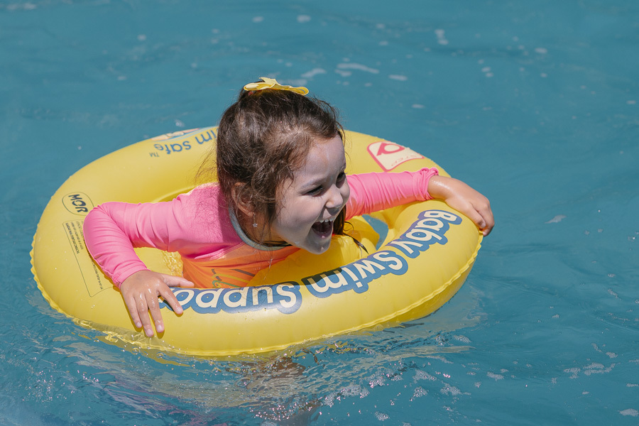 Começando a diversão na água! Uma festa com piscina em São José dos Campos pede um registro vibrante. Estou preparado para capturar os melhores momentos, com total segurança e profissionalismo.