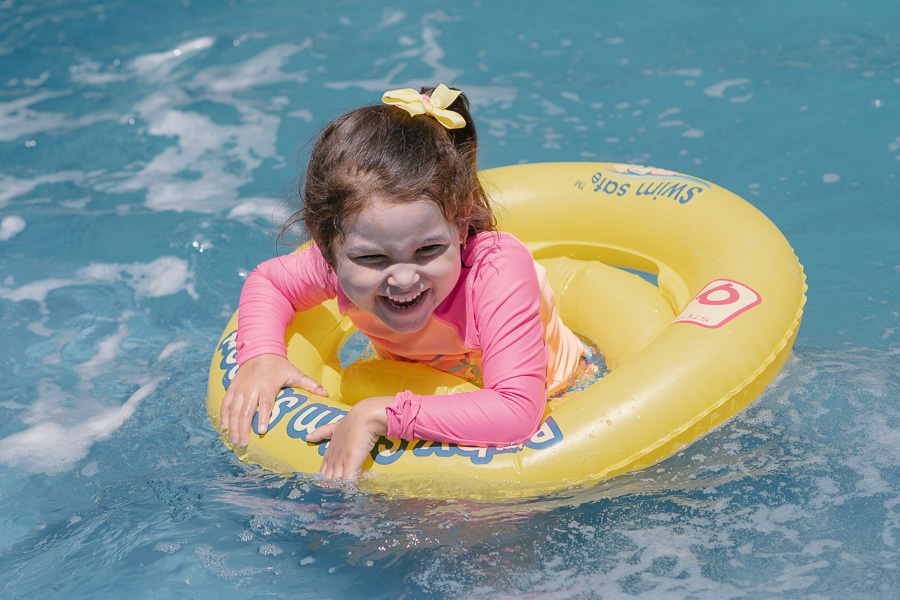 A felicidade de um dia de sol e piscina com amigos. Como fotógrafo infantil em São José dos Campos, capturo a essência do verão em festas ao ar livre como a da Mel no Recanto Limão Galego.