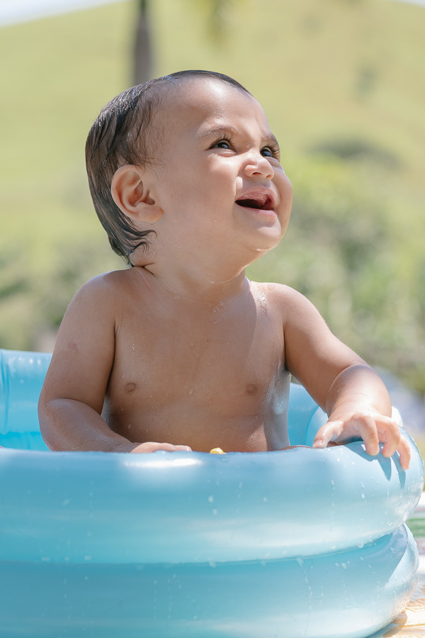 Até os menores convidados aproveitaram! Meu trabalho como fotógrafo de família em São José dos Campos inclui um olhar atento e carinhoso para os bebês, registrando suas primeiras experiências.