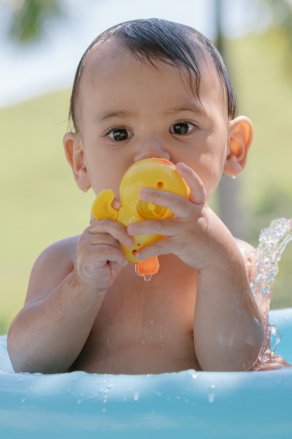 As descobertas dos pequenos. Um momento de pura doçura e encanto. Fotografar bebês durante uma festa infantil requer sensibilidade para capturar sua essência.