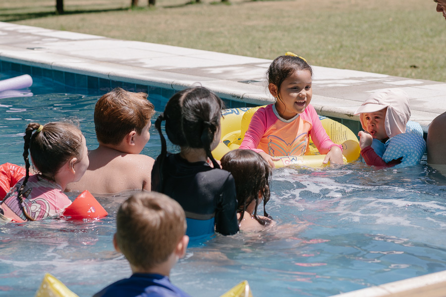 O cenário completo da diversão aquática. Uma foto que mostra a dimensão da alegria e a estrutura incrível do local para uma festa infantil com piscina em SJC.