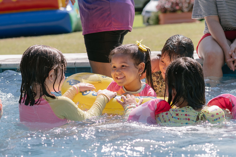 Amizade e diversão até o último minuto! A fotografia espontânea captura a essência das relações na infância. Um registro que enriquece qualquer álbum de aniversário infantil.
