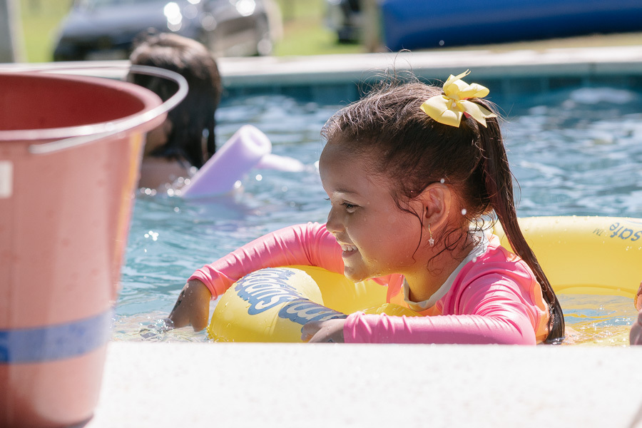 A alegria de um dia de verão inesquecível. Minha missão como fotógrafo infantil é eternizar a felicidade em sua forma mais pura e refrescante.