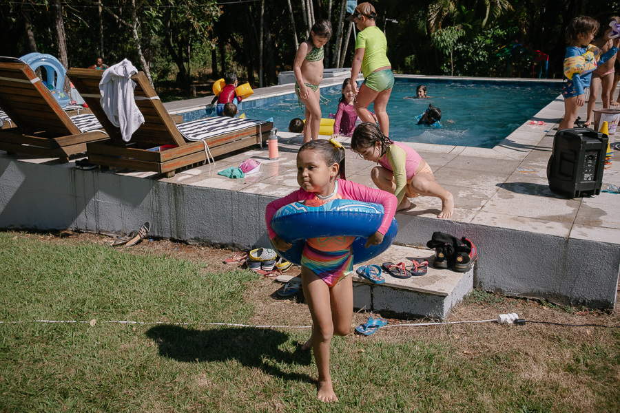 A magia das bolhas de sabão! Os detalhes que criam uma atmosfera lúdica são importantes. Um registro que mostra o cuidado em cada canto da festa infantil.